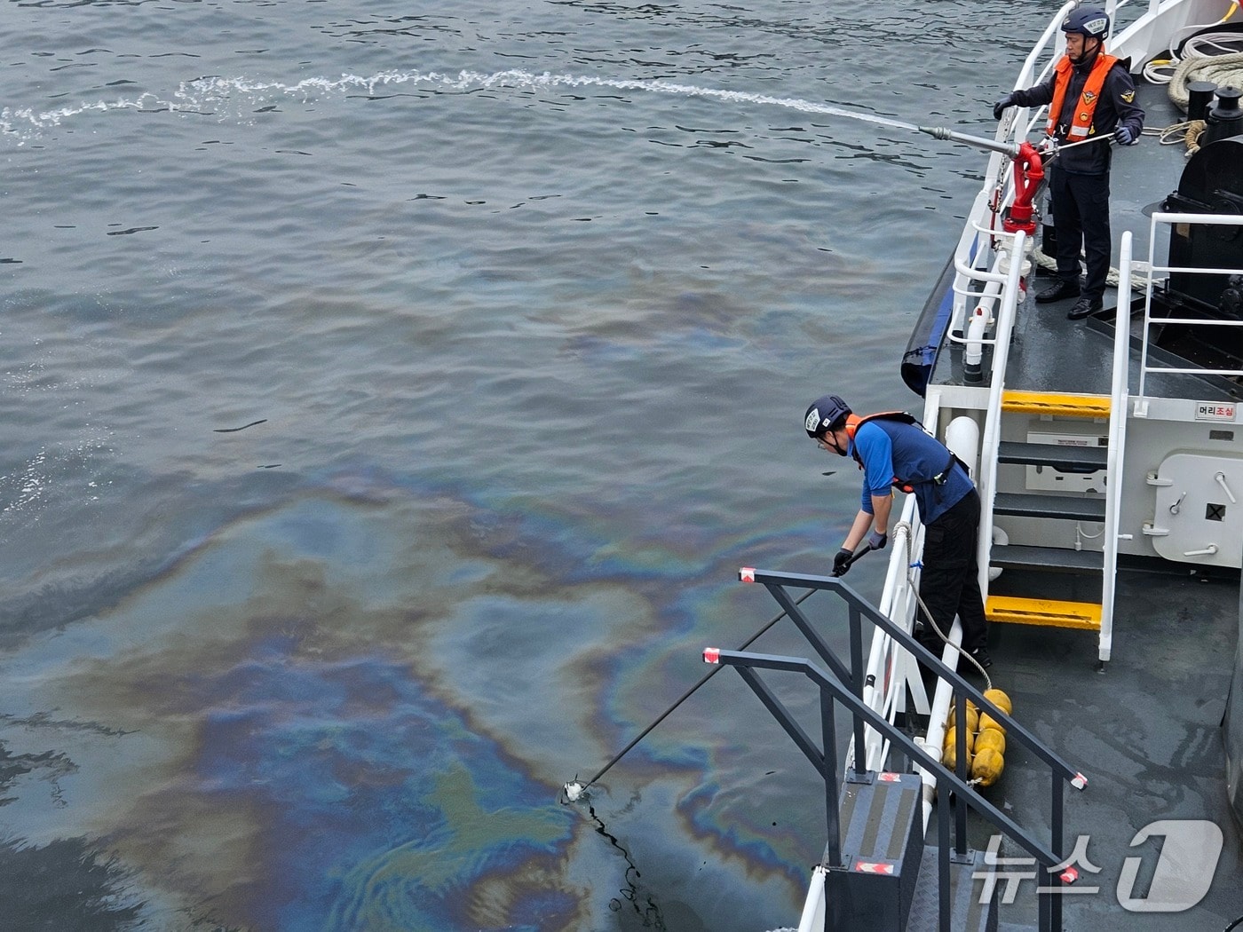 경남 창원시 진해구 소모도 인근 해군 부두에 정박해 있던 해군 함정에서 연료유가 유출돼 해경이 방제 작업을 하고 있다.(창원해경 제공. 재판매 및 DB 금지)
