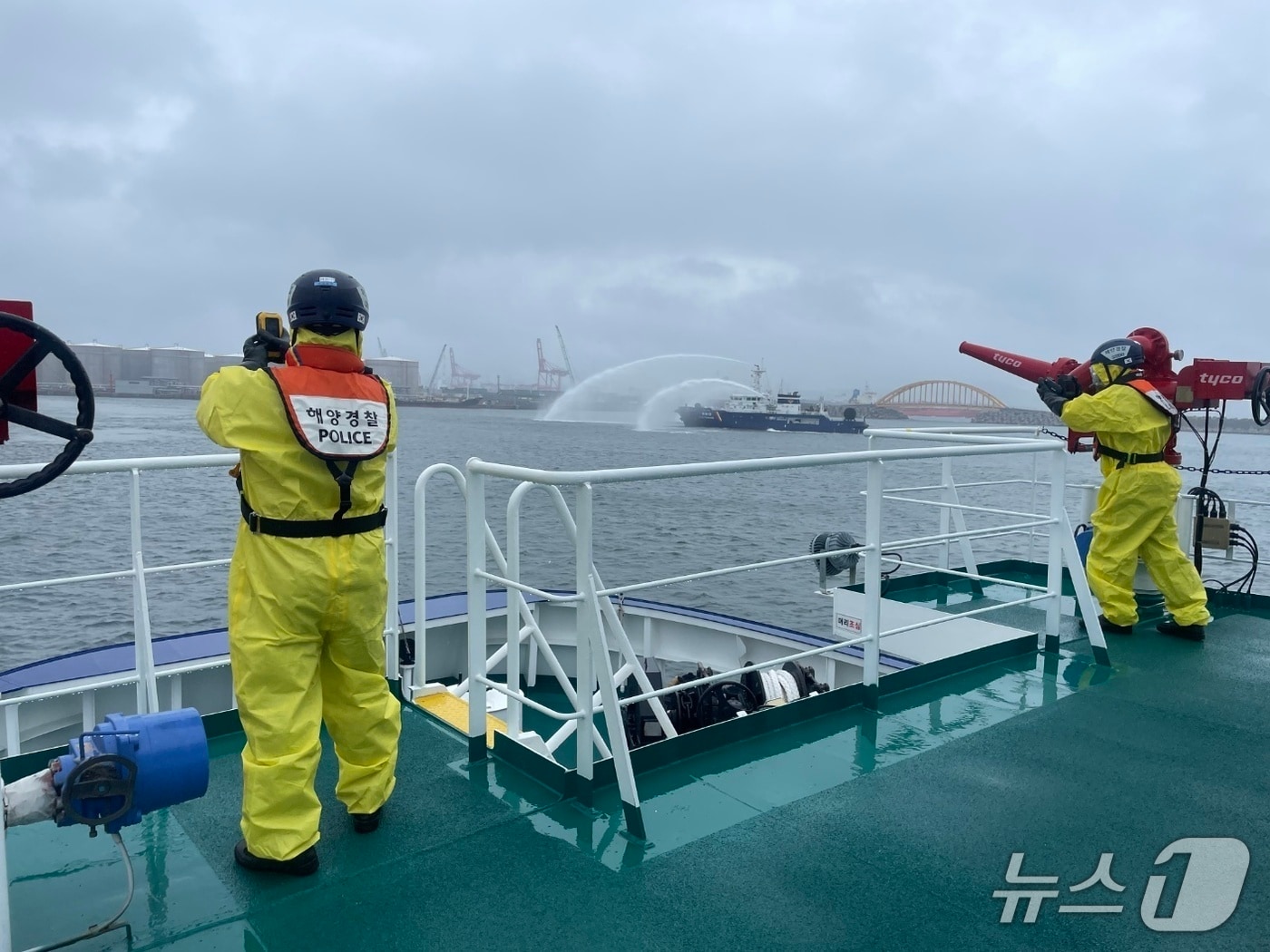 울산해양경찰서가 지난 9일 울산 정일신항 3부두에서 대규모 민·관 합동 탱크터미널 복합해양사고 대응훈련을 실시했다고 11일 밝혔다.(울산해경 제공. 재배포 및 DB 금지)/뉴스1