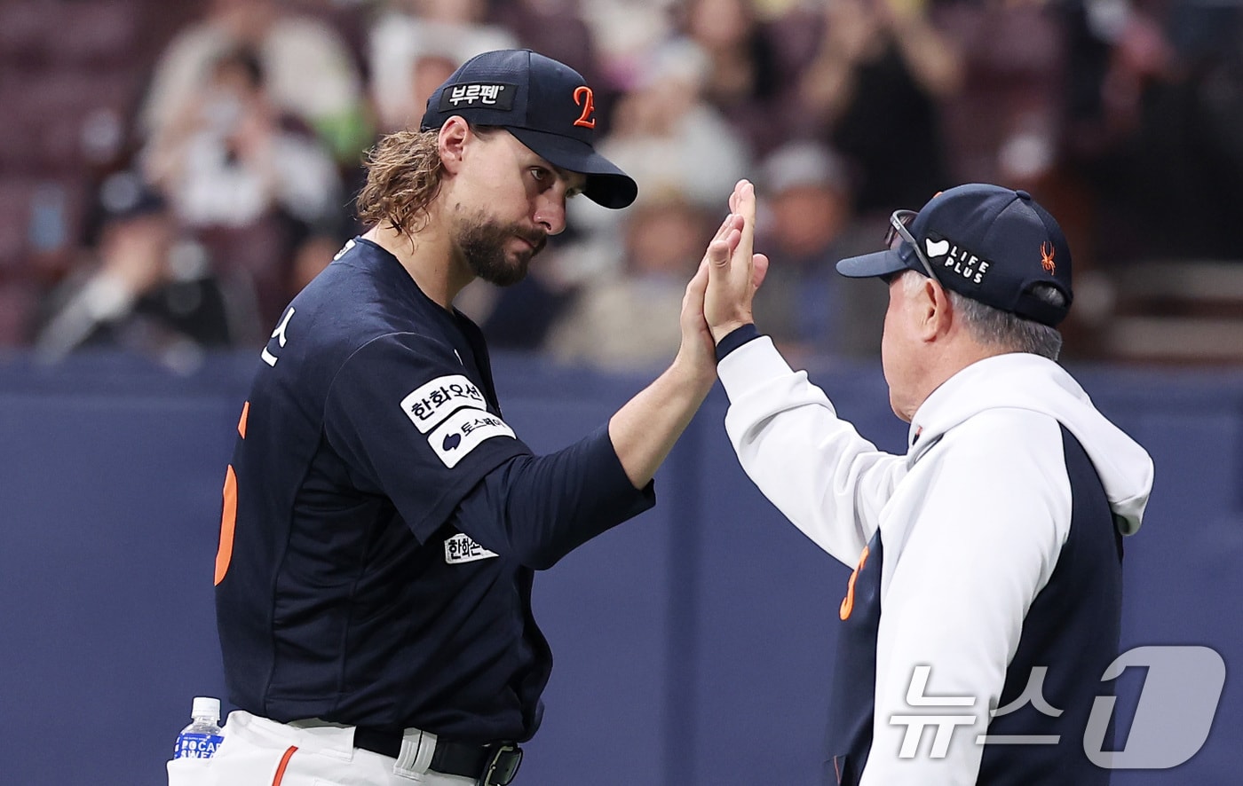 김경문 한화 이글스 감독&#40;오른쪽&#41;과  라이언 와이스. 뉴스1 DB ⓒ News1 김성진 기자