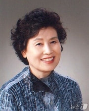 소설가 겸 아동문학가 향파(向破) 이주홍(1906~1987)의 문학정신을 기리는 제45회 '이주홍아동문학상'에 대구지역 출판사가 펴낸 이재순 아동문학가의 동시집 '티슈, 손 내밀고 있는 하얀 손수건'이 선정했다. 사진은 이재순 아동문학가. (학이사 어린이 제공. 재판매 및 DB 금지)/뉴스1