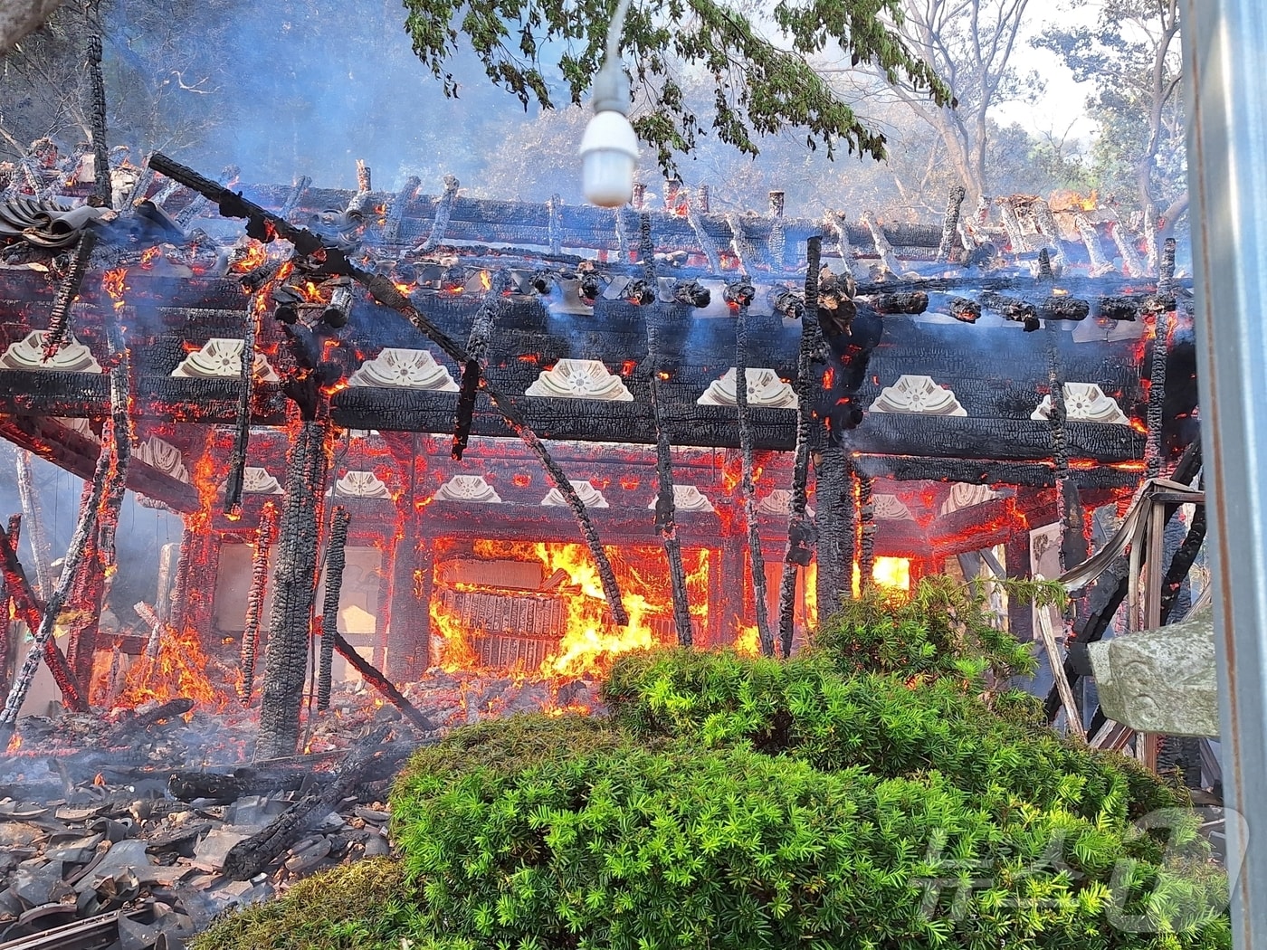 11일 오후 전남 여수 한 암자에서 불이 난 모습.(여수소방 제공. 재배포 및 DB 금지)