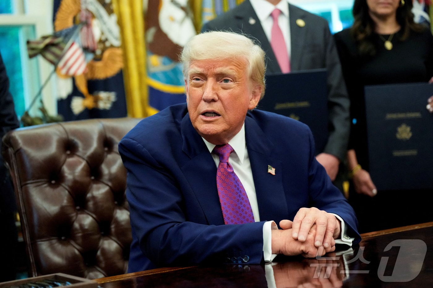 도널드 트럼프 미국 대통령이 지난 9일(현지시간) 미국 워싱턴DC 백악관 집무실에서 기자들의 질문에 답하고 있다. 2025.05.09 ⓒ 로이터=뉴스1 ⓒ News1 류정민 특파원