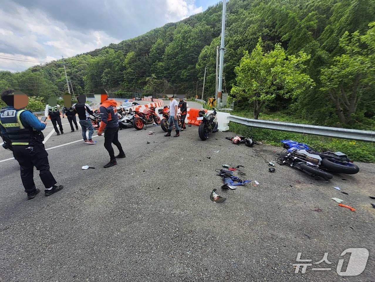 11일 오후 1시 41분쯤 경북 청도군 운문면 서지리 20번 국도에서 급커브길을 주행하던 오토바이 1대가 미끄러지면서 정차 중인 오토바이 7대를 들이받았다.