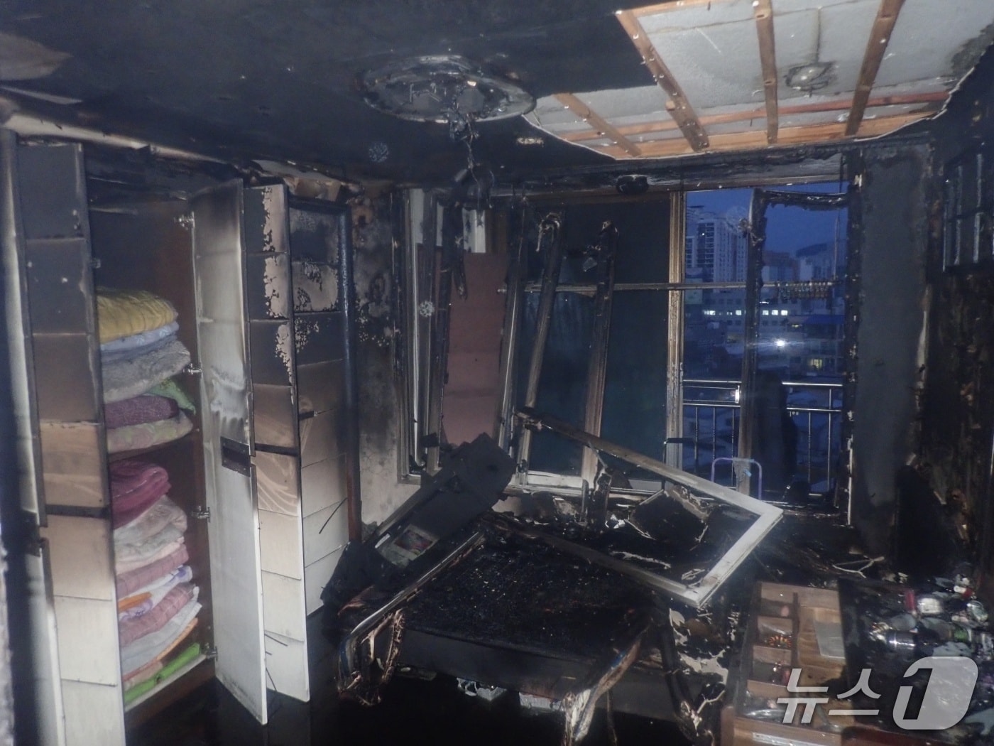 12일 오전 부산 연제구 거제동 아파트 화재 현장.(부산소방재난본부 제공. 재판매 및 DB 금지)