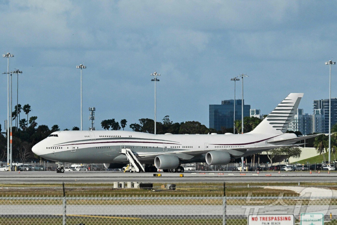 지난 2월 15일 플로리다주 웨스트 팜비치에 있는 팜비치 국제 공항에서 보잉 747 항공기가 보인다.  ⓒ AFP=뉴스1 ⓒ News1 우동명 기자