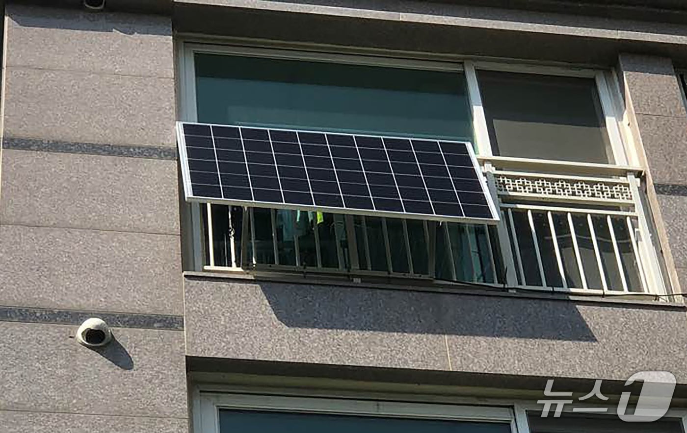경기 성남시가 공동·단독주택 총 50가구에 '미니태양광 발전설비' 설치비 80%를 지원한다.(성남시 제공. 재판매 및 DB금지)/뉴스1
