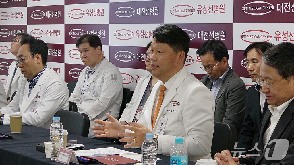  김의순 유성선병원 병원장(가운데)이 7일 대전 유성선병원에서 열린 포괄2차병원 제도 운영 및 개선 주제 간담회에서 건의사항을 전달하고 있다.(선병원 제공) /뉴스1