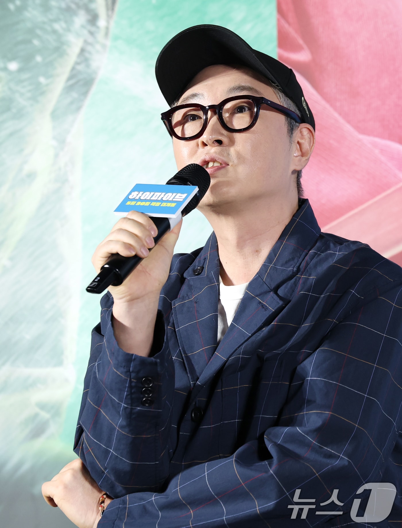 강형철 감독이 12일 오전 서울 광진구 롯데시네마 건대입구점에서 열린 영화 '하이파이브' 제작보고회에 참석해 배우 유아인 리스크 질문에 답하고 있다. '하이파이브'는 장기이식으로 우연히 각기 다른 초능력을 얻게 된 다섯 명이 그들의 능력을 탐하는 자들과 만나 벌어지는 이야기를 그린 코믹 액션 활극이다. 2025.5.12/뉴스1 ⓒ News1 권현진 기자