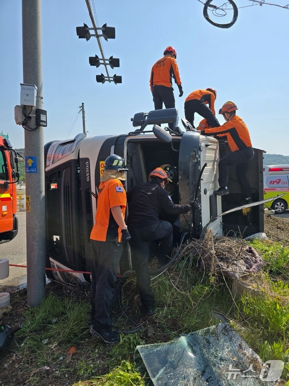 영동 사고 현장(영동소방서 제공. 재판매 및 DB금지)/뉴스1