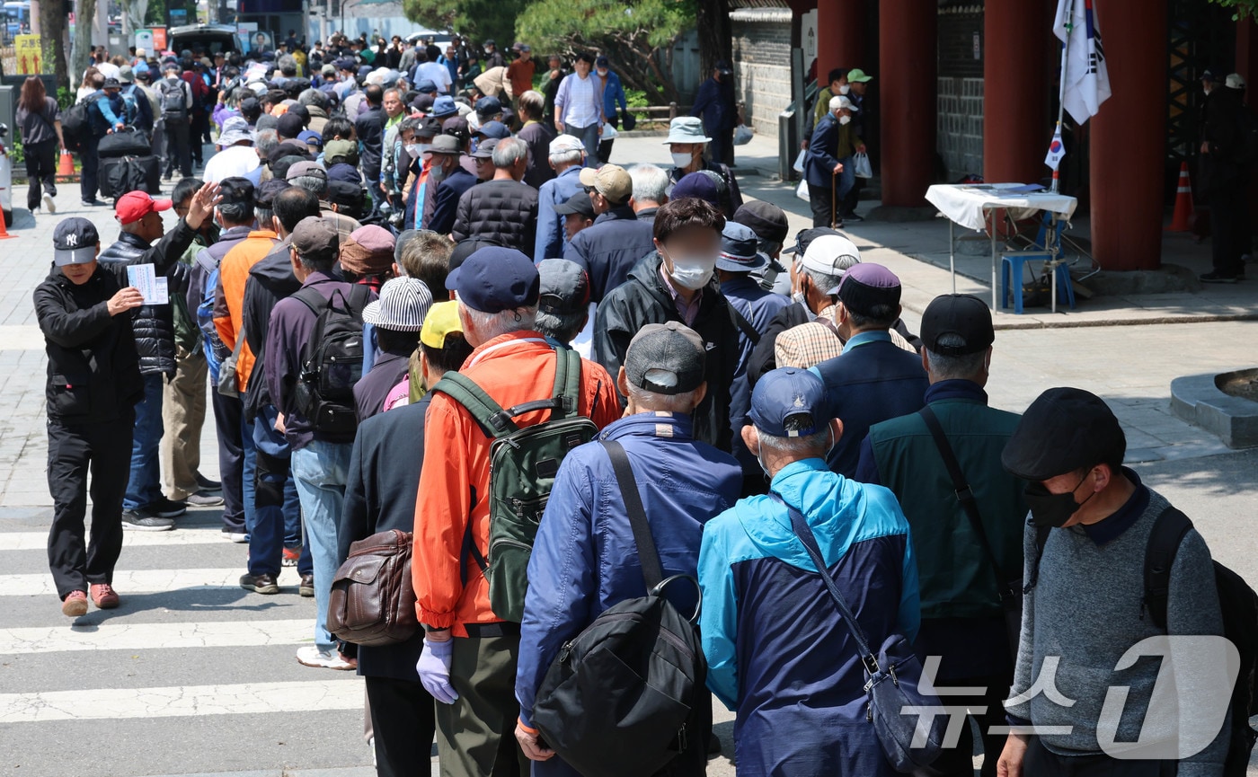 국내 100세 이상 고령자 8600명 돌파…10년 새 2.7배 증가