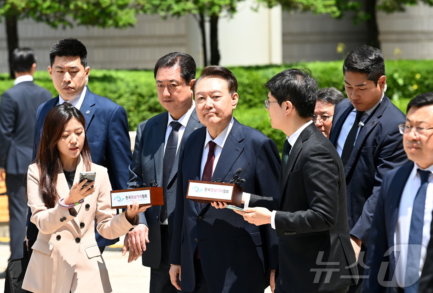 윤석열 전 대통령이 12일 서울 서초구 중앙지방법원에서 열린 내란 우두머리 혐의, 직권남용 권리행사방해 혐의 사건 3차 공판에서 오전 재판 종료 후 식사를 위해 나서다 취재진의 질문에 묵묵부답으로 일관하고 있다. 2025.5.12/뉴스1 ⓒ News1 사진공동취재단