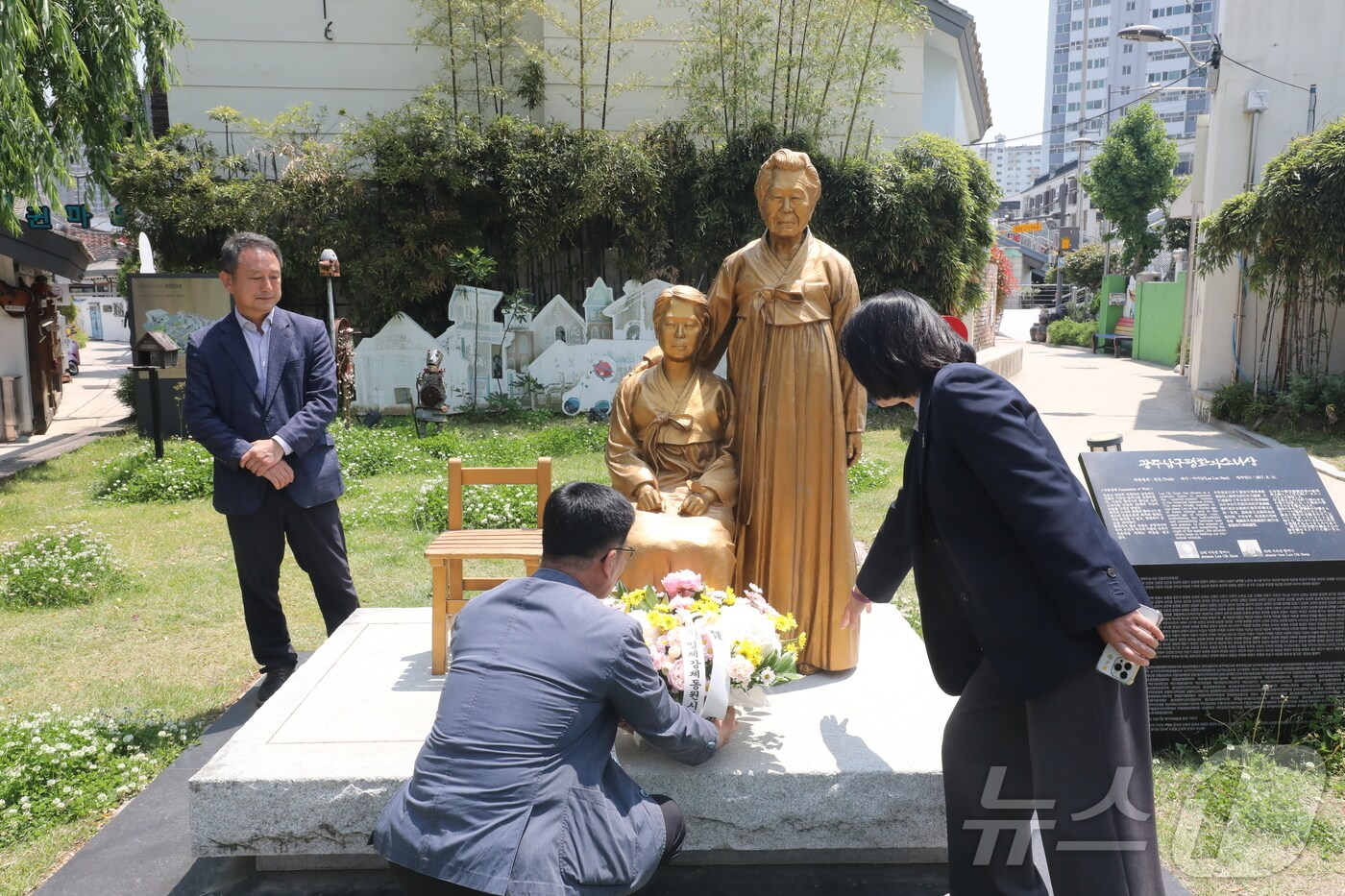 별세한 일본군 위안부 피해자 故 이옥선 할머니를 모델로 만든 광주 남구 양림동 평화의 소녀상에서 12일 일제강제동원시민모임을 비롯한 광주 남구 공직자들이 추모하고 있다. &#40;사진은 기사 내용과 무관함&#41; 2025.5.12/뉴스1 ⓒ News1 최성국 기자