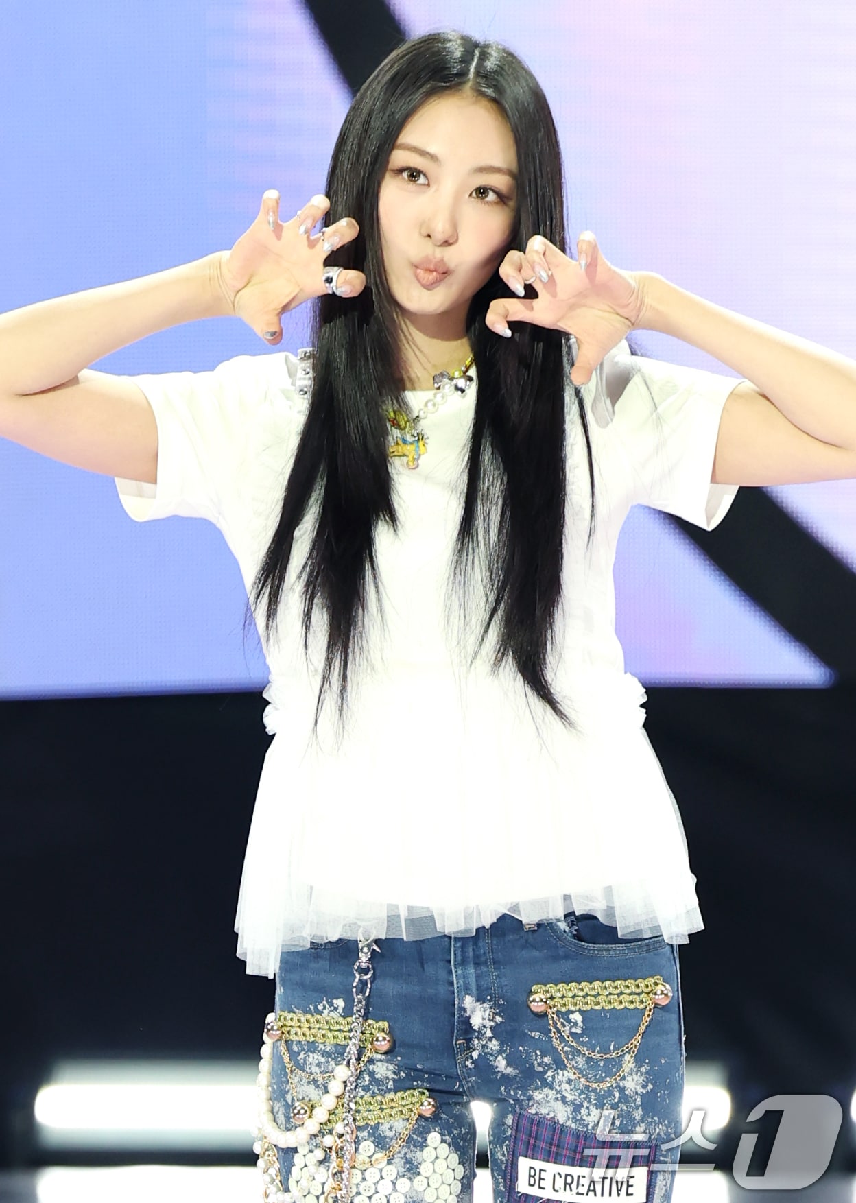 그룹 미야오(MEOVV)의 가원이 12일 오후 서울 마포구 SBS프리즘타워에서 가진 첫 EP앨범 '마이 아이즈 오픈 와이드(MY EYES OPEN VVIDE)' 발매 기념 쇼케이스에서 포즈를 취하고 있다. 2025.5.12/뉴스1 ⓒ News1 권현진 기자