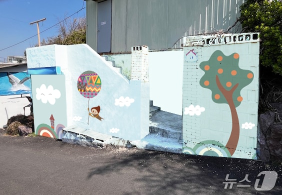 울산 남구가 야음동에 위치한 신화마을 일대 노후된 담장벽화에 대한 유지·보수 작업에 나선다고 12일 밝혔다.(울산 남구 제공. 재판매 및 DB 금지) /뉴스1