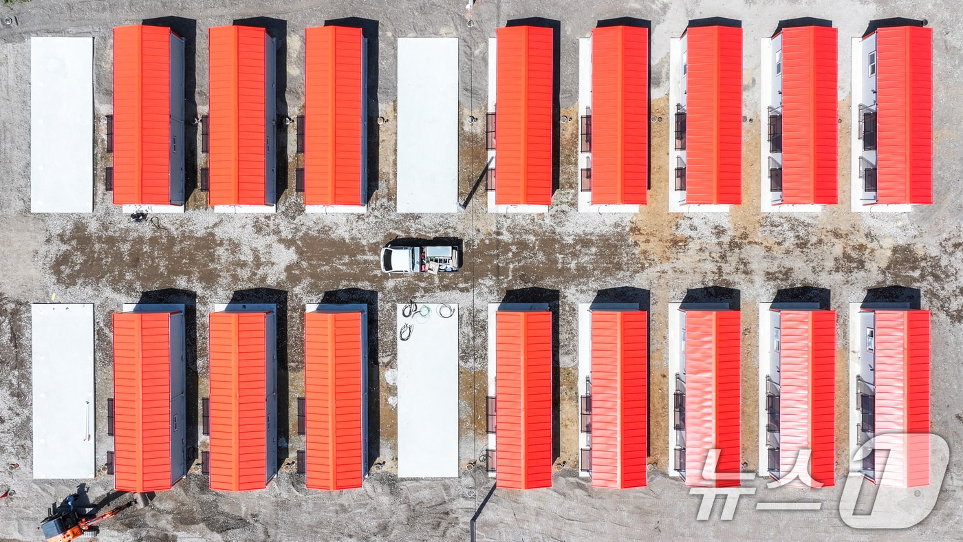 초대형 산불 피해를 입은 경북 영덕군 화수리에 이재민들이 사용할 조립식 주택이 설치되고 있다. 영덕군은 5월까지 500여동의 설치를 마친 후 이재민들을 순차적으로 입주시킬 계획이다. (독자 제공, 재판매 및 DB 금지) 2025. 5.12/뉴스1 2025.5.12/뉴스1 ⓒ News1 최창호 기자