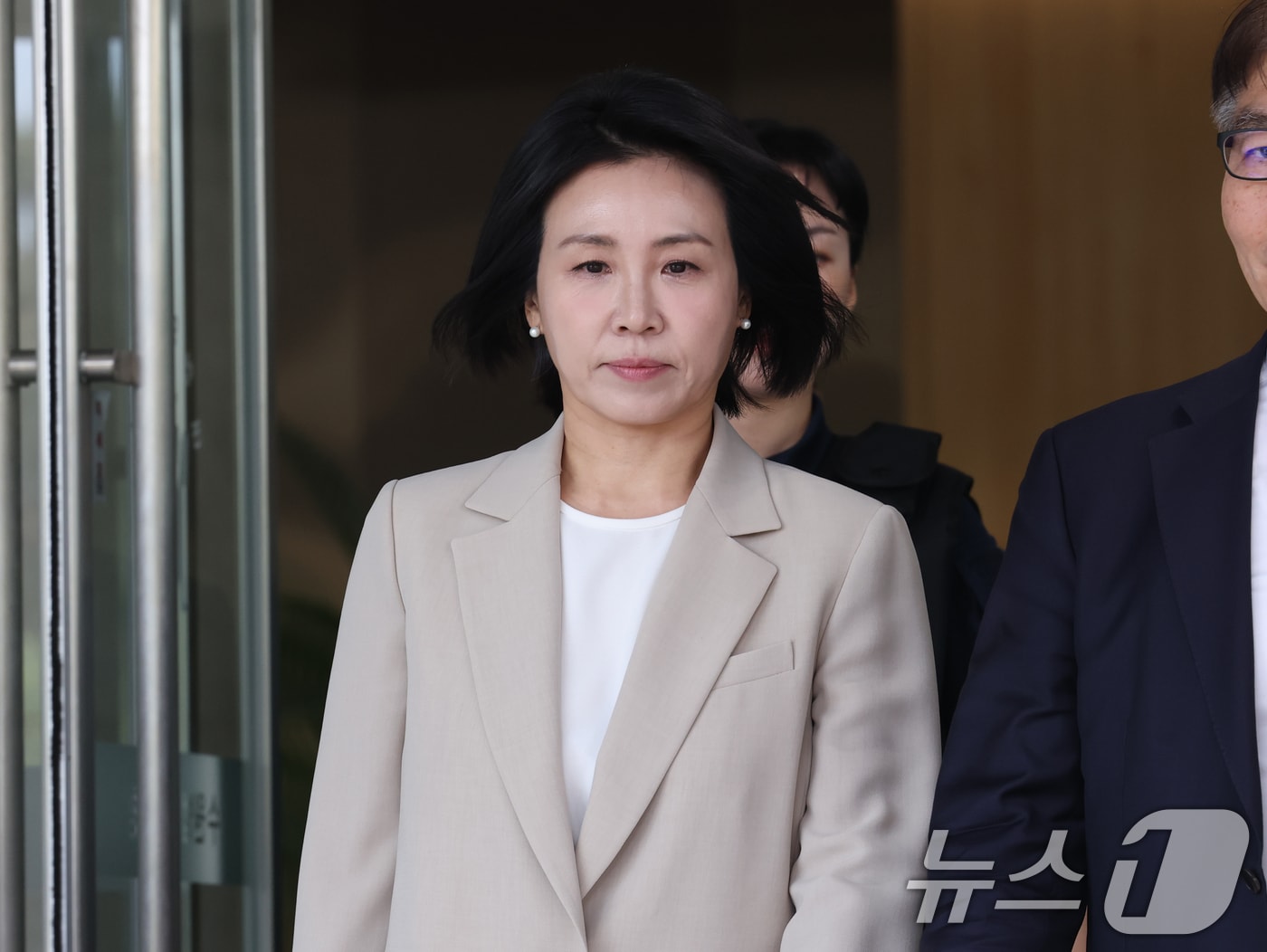 '공직선거법 위반' 혐의로 1심에서 벌금형을 선고받은 이재명 더불어민주당 대통령 후보의 부인 김혜경 여사가 12일 오후 경기 수원시 영통구 수원고등법원에서 열린 항소심 선고 공판을 마치고 나오고 있다. 이 여사는 이날 항소심 선고공판에서 1심과 같은 벌금 150만원을 선고 받았다. 2025.5.12/뉴스1 ⓒ News1 김영운 기자