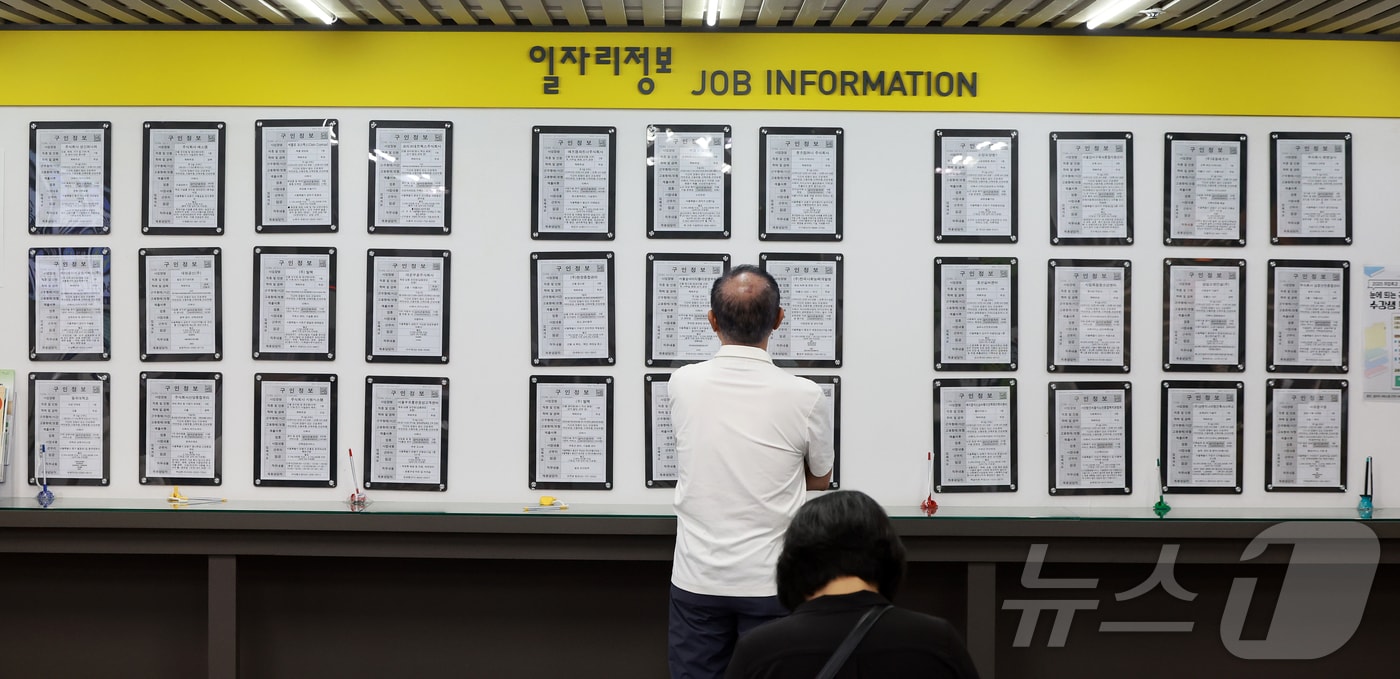 12일 서울 마포구 서부고용복지플러스센터에서 구직자가 일자리 정보를 살펴보는 모습. 2025.5.12/뉴스1 ⓒ News1 김진환 기자