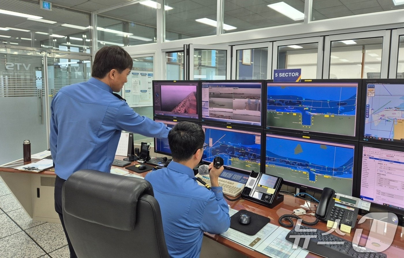 서해해경청 교통관제센터 모니터링 자료사진.(서해지방해양경찰청 제공. 재판매 및 DB 금지) 2025.5.12/뉴스1