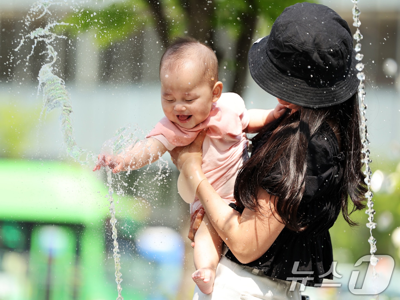 서울 광화문광장 분수터널에서 어린이가 더위를 식히고 있다. 2025.5.12/뉴스1 ⓒ News1 황기선 기자