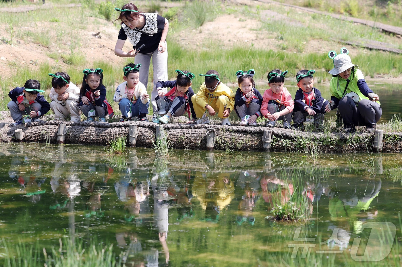 12일 광주 북구 화암동 평두메습지에서 열린 ‘람사르습지 탐험대’ 프로그램에 참가한 해달별 어린이집 아이들이 습지에 서식하는 올챙이와 곤충들을 관찰하며 자연의 소중함을 느껴보고 있다.(광주 북구 제공. 재판매 및 DB 금지) 2025.5.12/뉴스1 