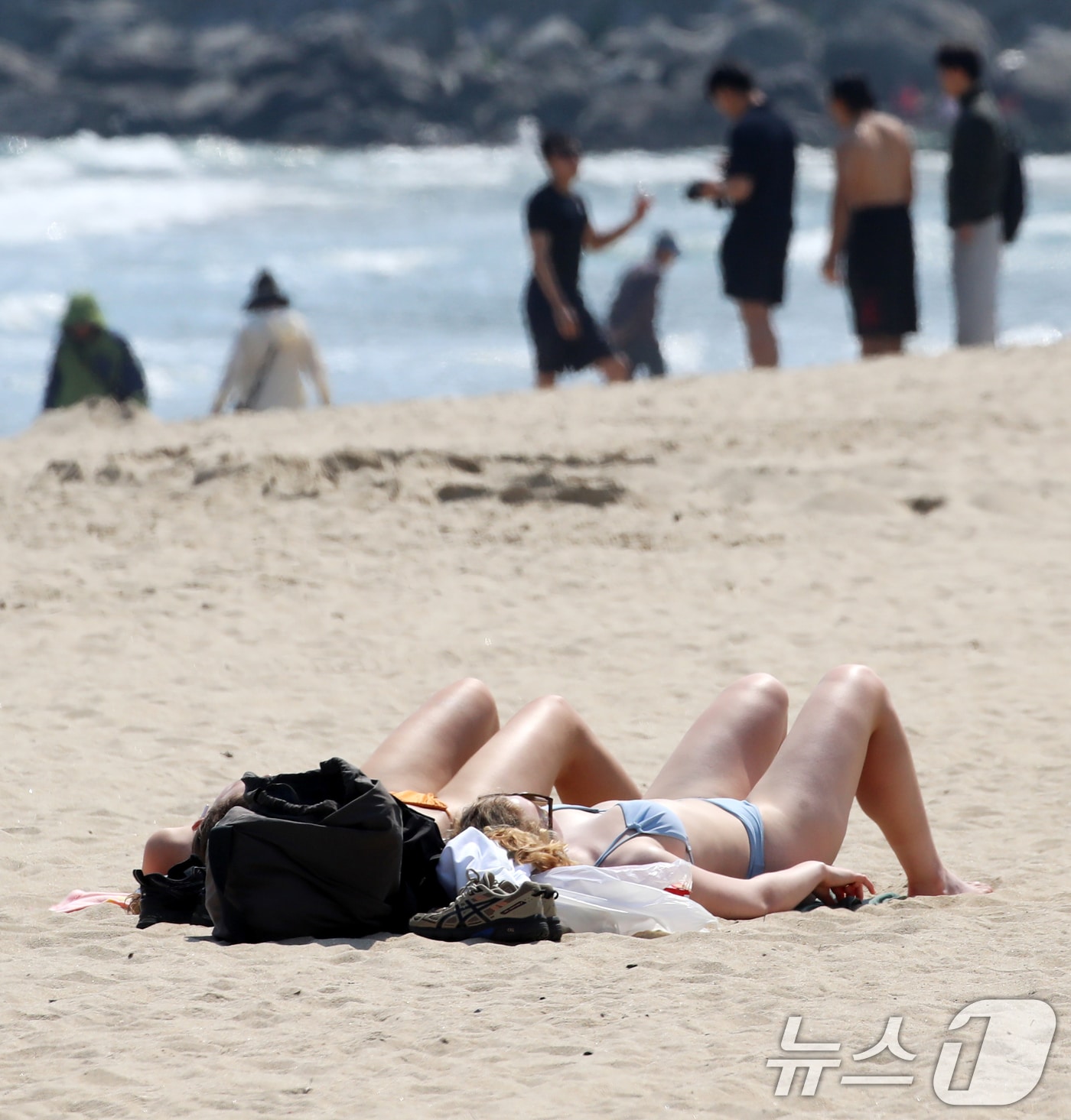 초여름 날씨를 보인 12일 오후 부산 해운대해수욕장을 찾은 관 외국인들이 태닝을 즐기고 있다. 2025.5.12/뉴스1 ⓒ News1 윤일지 기자