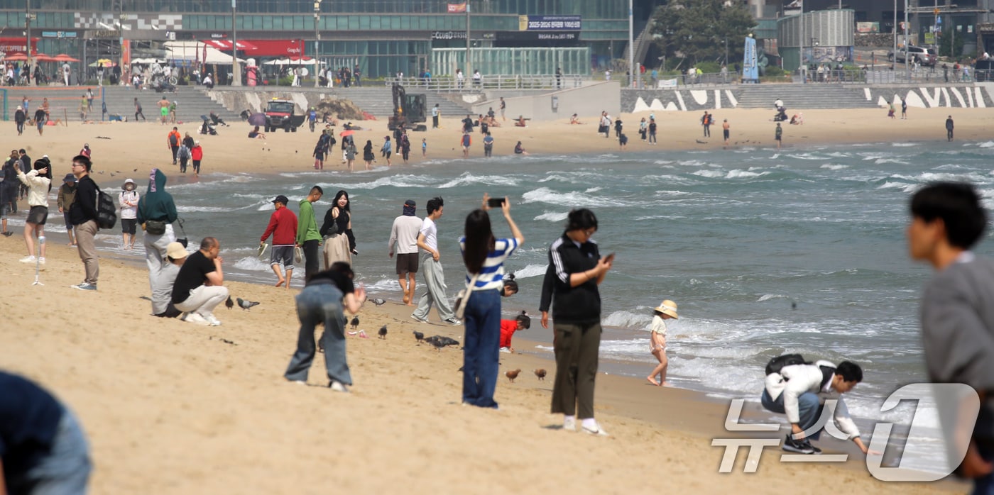 부산 해운대해수욕장을 찾은 관광객, 어린이 등이 물놀이를 즐기고 있다. 2025.5.12/뉴스1 ⓒ News1 윤일지 기자