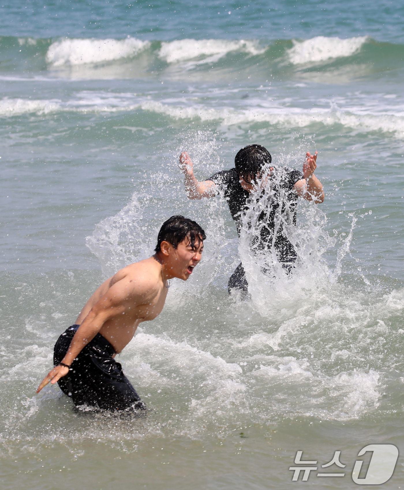 초여름 날씨를 보인 12일 부산 해운대해수욕장을 찾은 관광객들이 물놀이를 즐기고 있다. 2025.5.12/뉴스1 ⓒ News1 윤일지 기자