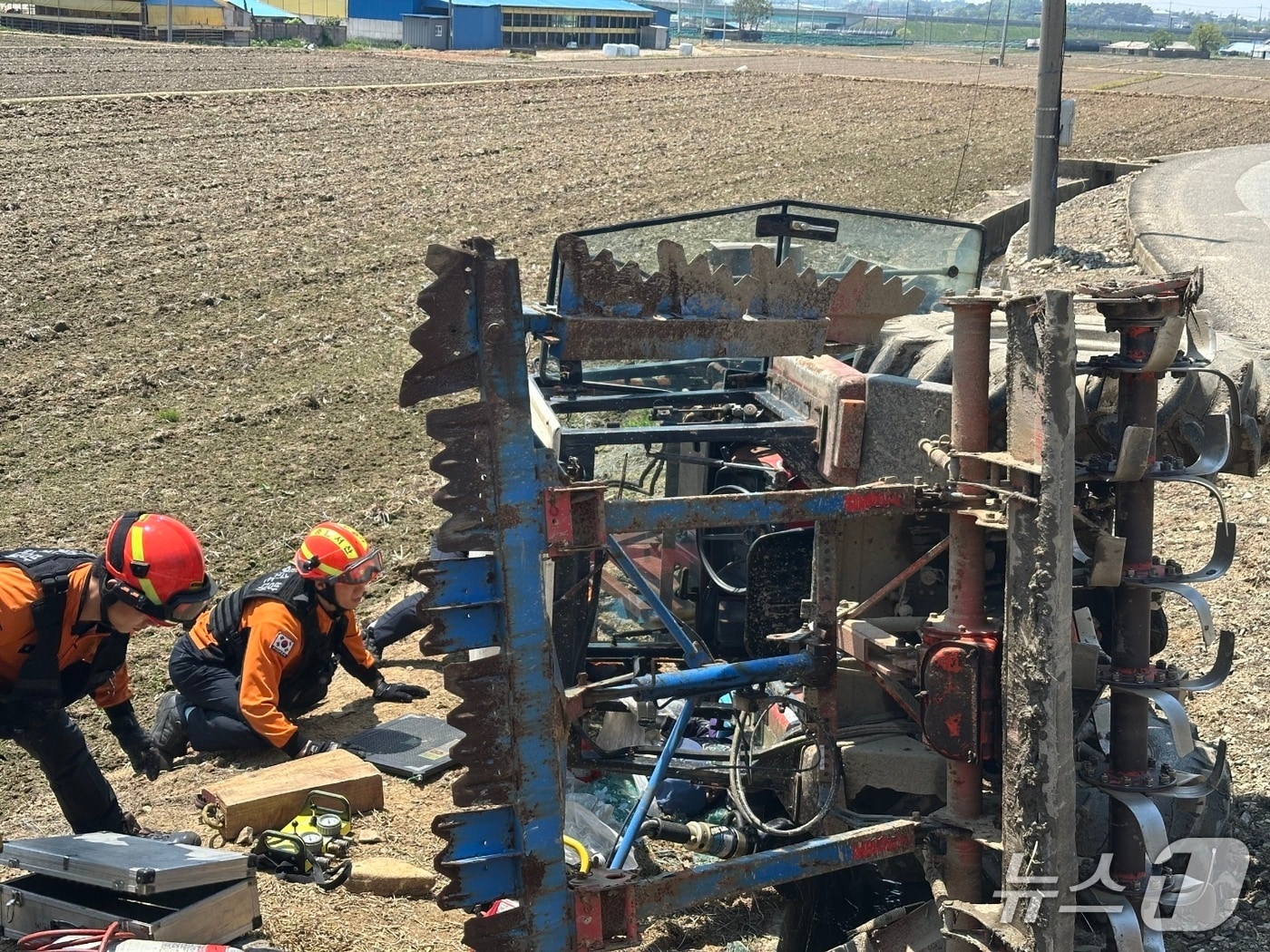  서산 고북면 신송리 트랙터 전도 사고 현장. (서산소방서 제공, 재판매 및 DB 금지) / 뉴스1