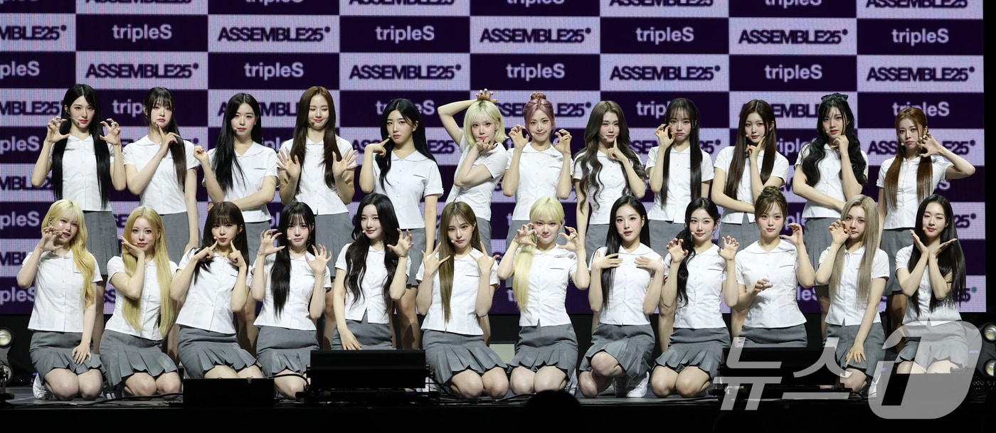그룹 트리플에스(tripleS)가 12일 서울 용산구의 블루스퀘어에서 가진 새 앨범 'ASSEMBLE 25(어셈블25)' 쇼케이스에서 포즈를 취하고 있다. 2025.5.12/뉴스1 ⓒ News1 권현진 기자