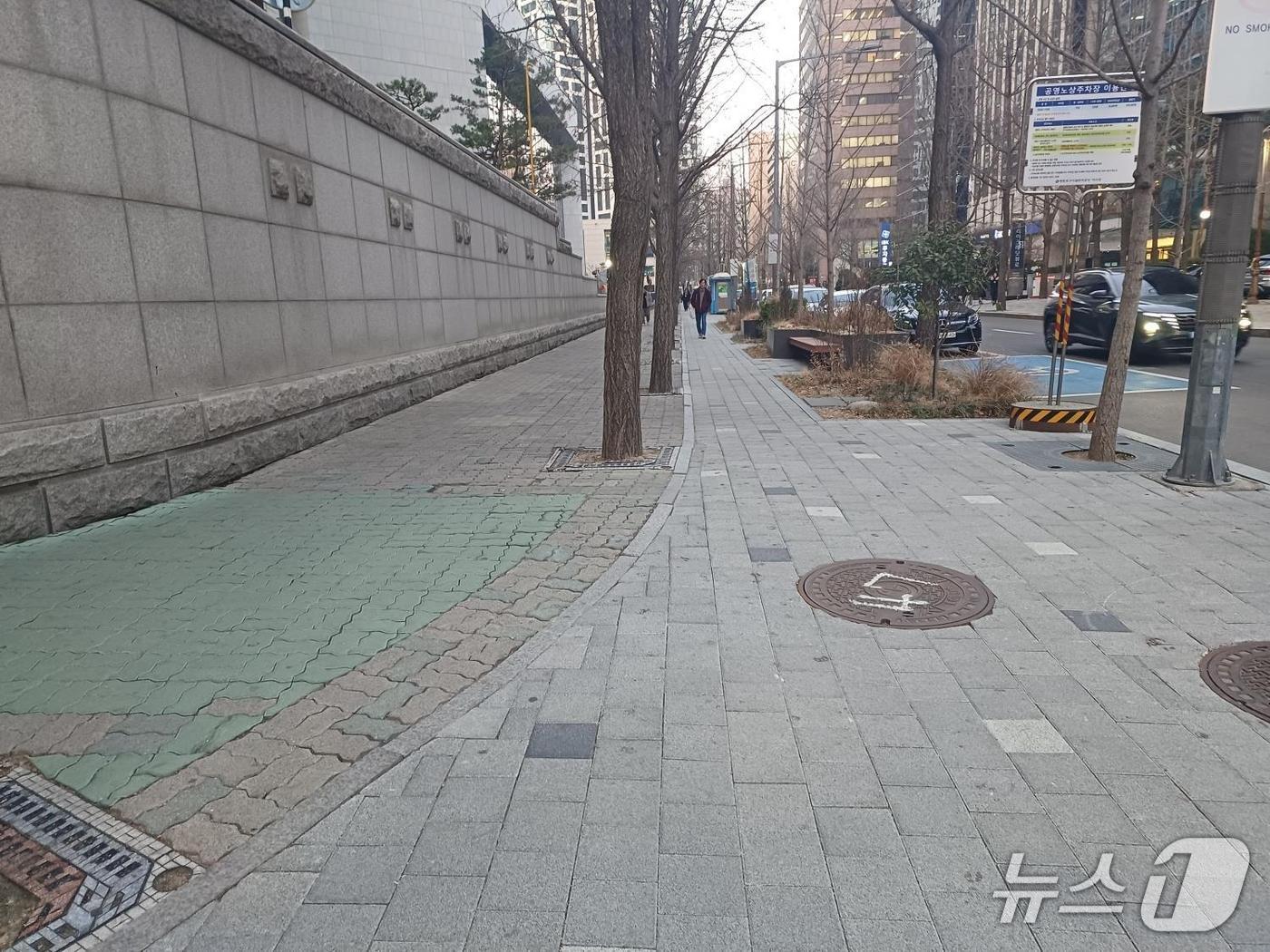 불법 포장마차 정비 후 쾌적해진 보도 모습.(영등포구 제공)