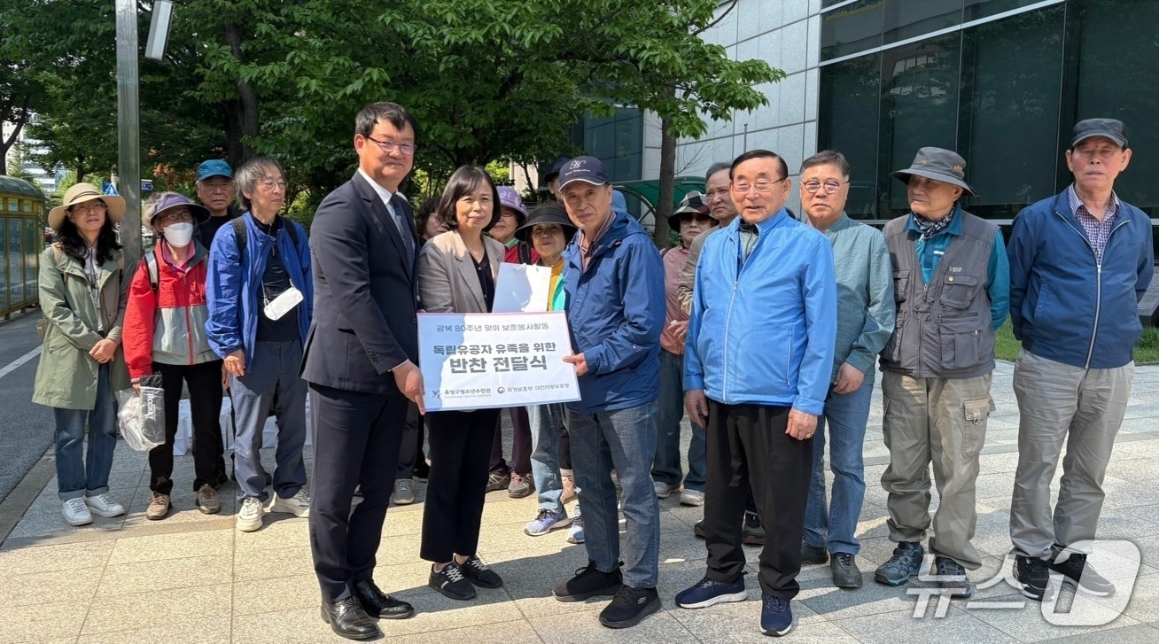 대전지방보훈청이 12일 광복 80주년을 맞아 광복회 대전시지부에 지역 청소년들이 직접 만든 반찬을 전달했다.(대전지방보훈청 제공) /뉴스1