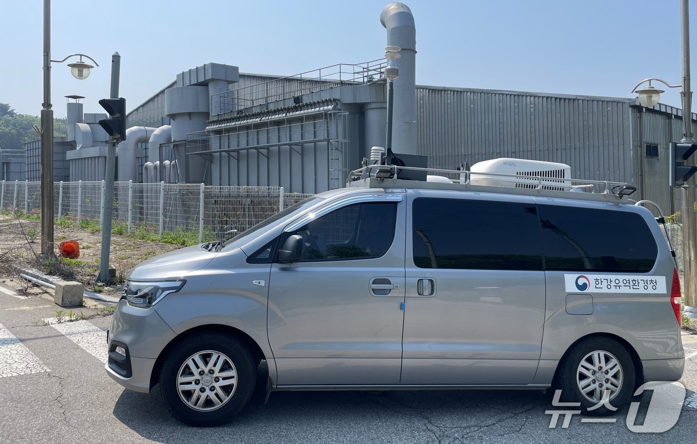 한강청 환경감시단이 12일 경기 연천군 백학면의 한 공장밀집지대에서 이동측정차량으로 모니터링하며 휘발성유기화합물 고농도 배출 사업장을 선별하고 있는 모습.(한강청 제공)