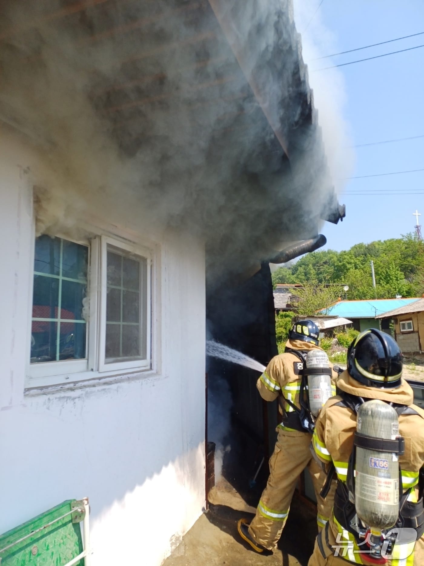 12일 오전 10시 16분쯤 충북 괴산군 문광면의 한 주택에서 불이 나 50분 만에 꺼졌다.(괴산소방서 제공)/뉴스1