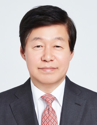 법무법인 광장은 안경덕 전 고용노동부 장관(사진)을 고문으로 영입하고 노동 컴플라이언스팀을 신설했다고 12일 밝혔다. (법무법인 광장 제공)