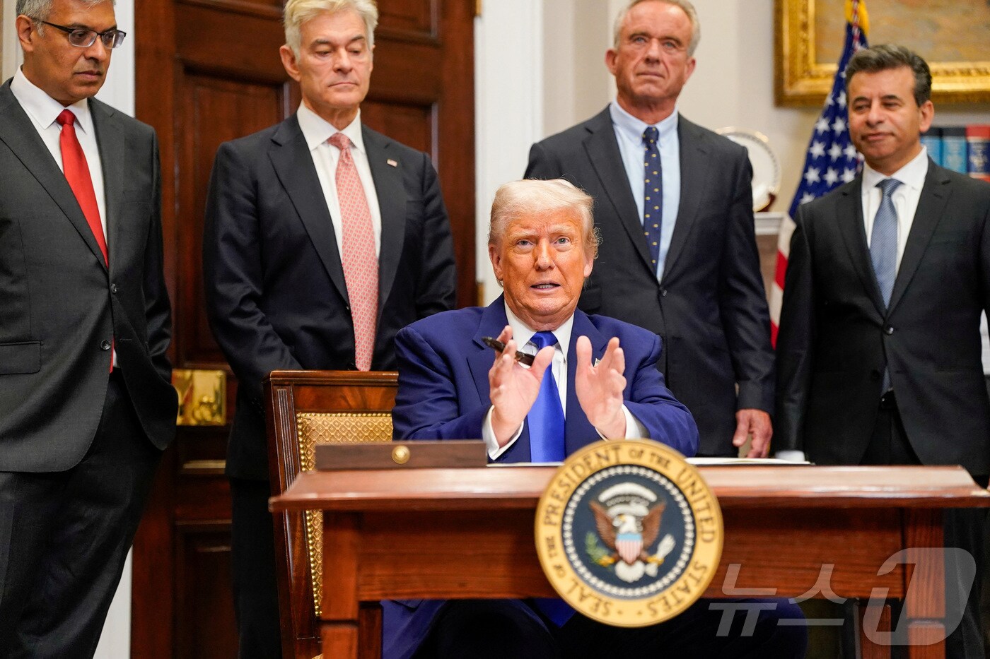 도널드 트럼프 미국 대통령이 12일(현지시간) 백악관 루즈벨트룸에서 미국의 처방약 가격을 다른 고소득 국가 수준으로 인하하는 내용의 행정명령에 서명하고 있다. 2025.05.12 ⓒ 로이터=뉴스1 ⓒ News1 정지윤 기자