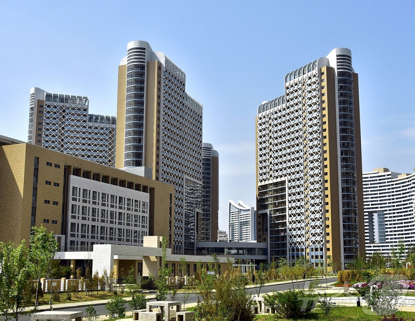 (평양 노동신문=뉴스1) = 북한 노동당 기관지 노동신문은 13일 "송화거리는 (중략) 인민의 이상거리로 웅장하게 솟아오른 평양시 5만 세대 살림집 건설의 자랑스런 첫 실체＂라고 선전했다. [국내에서만 사용가능. 재배포 금지. DB 금지. For Use Only in the Republic of Korea. Redistribution Prohibited] rodongphoto@news1.kr