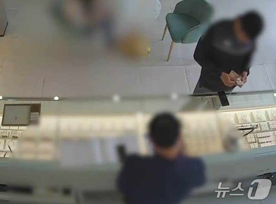 훔친 귀금속을 판매하는 피의자(합천경찰서 제공. 재판매 및 DB금지).
