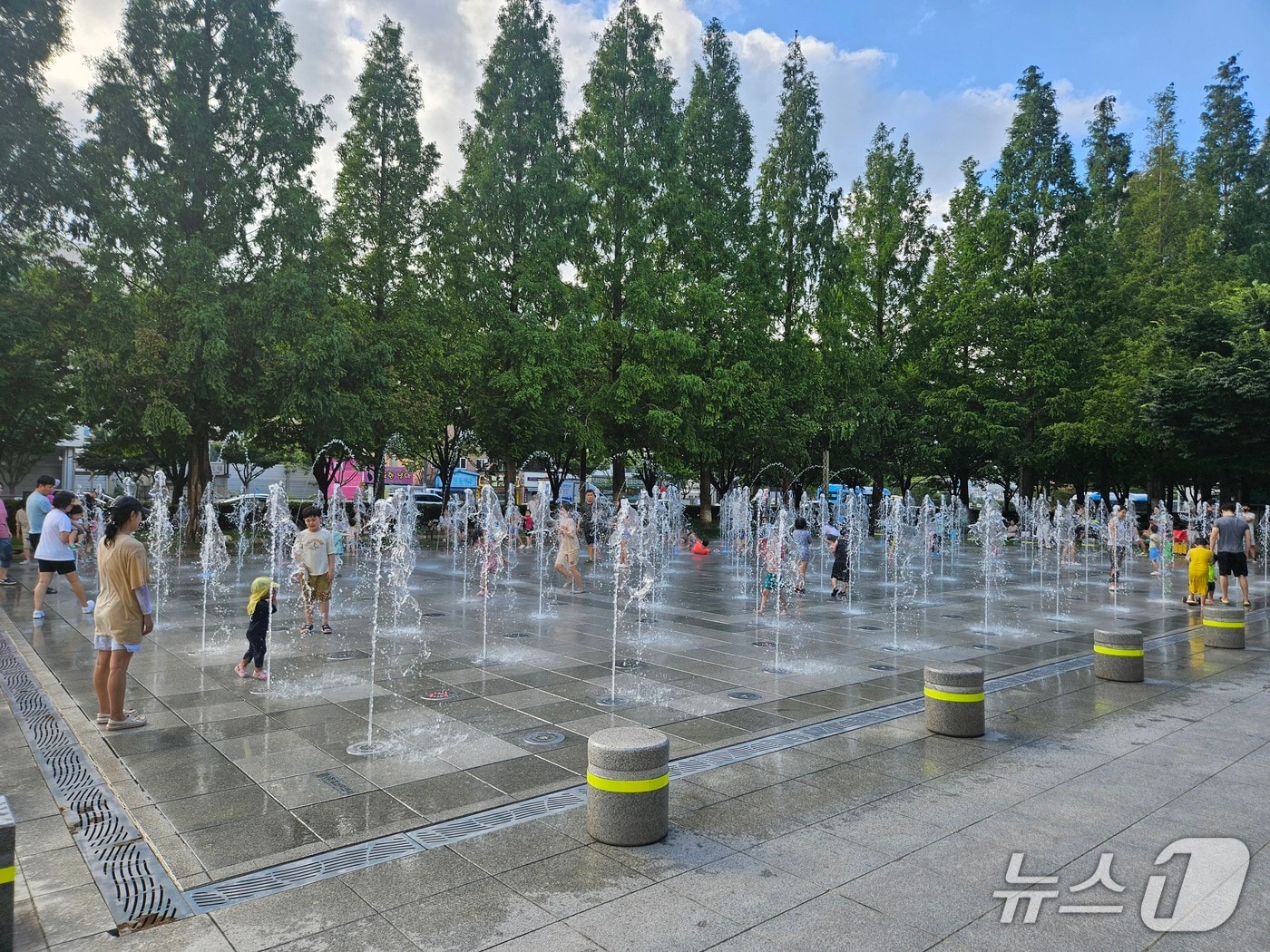 송상현광장 바닥분수에서 아이들이 물놀이를 하고 있다.(부산시설공단 제공. 재판매 및 DB 금지)