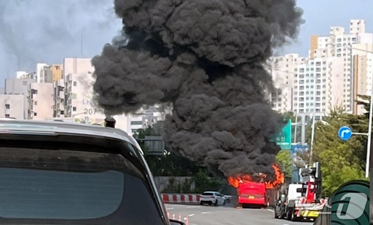  13일 오전 8시 7분께 대전 동구 판암동 판암IC 입구에서 주행 중인 전세버스에 불이 났다.(독자 제공) ⓒ 뉴스1