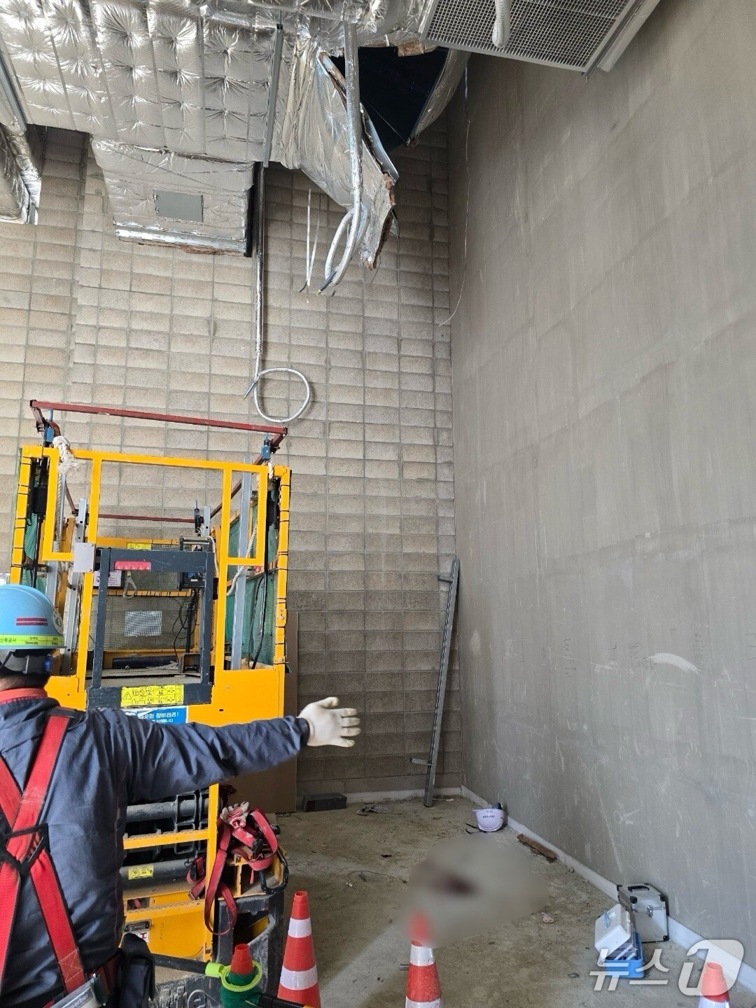 13일 오후 2시 55분쯤 인천시 남동구 트레이더스 신축 공사 현장에서 30대 A 씨가 5ｍ 높이에서 떨어졌다.(인천소방본부 제공)2025.5.13/뉴스1