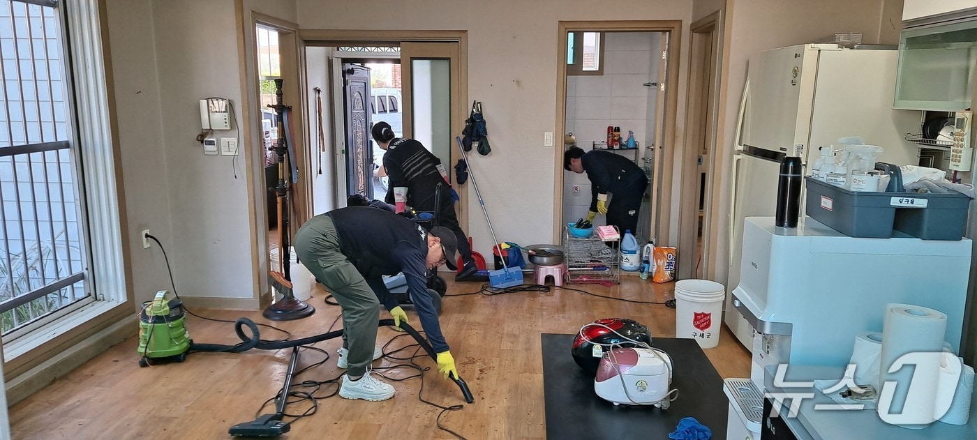 위기 가구 주거환경 개선사업 모습.(보령시 제공, 재판매 및 DB 금지)/뉴스1