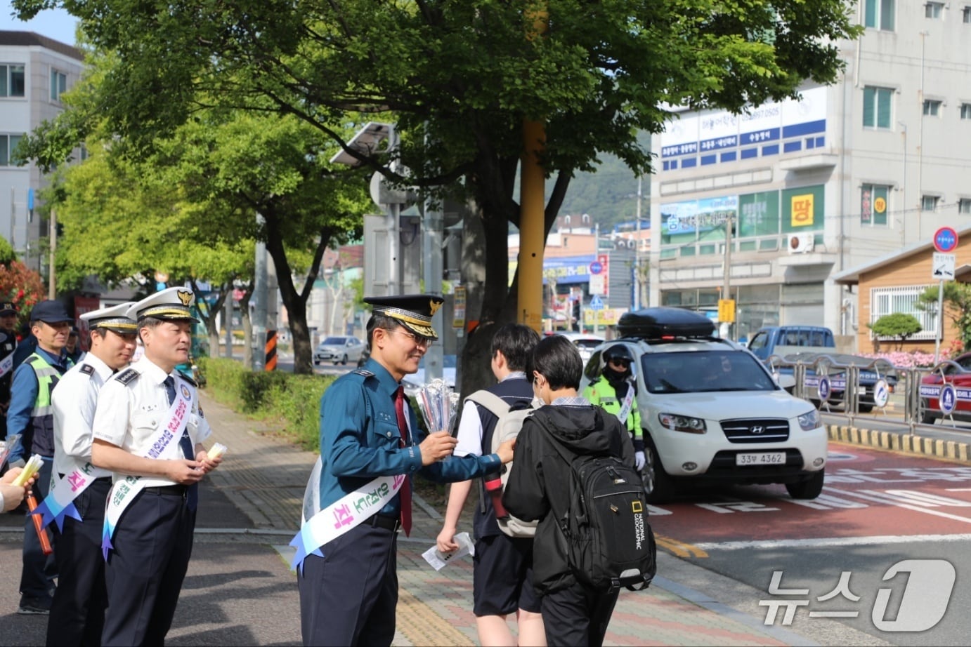 울산경찰청이 13알 차량 전 좌석 안전띠 착용 생활화를 위해 유관기관 합동 교통안전 캠페인을 실시했다.(울산경찰청제공. 재판매 및 DB 금지)