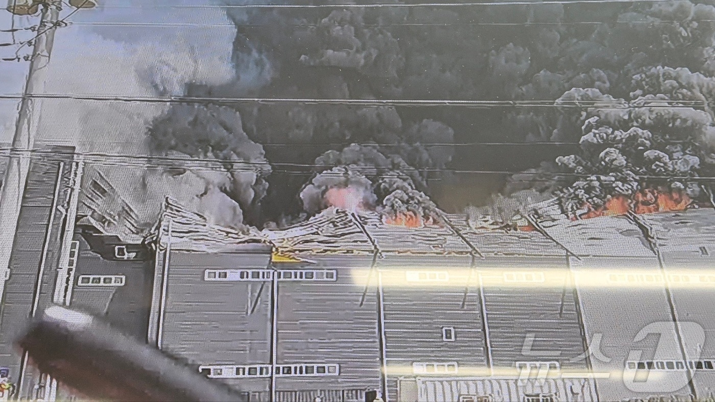 13일 오전 10시 29분 경기 이천시 부발읍 수정리 한 3층짜리 대형 물류창고에서 화재가 발생했다. (경기도소방재난본부 제공. 재판매 및 DB 금지) 2025.5.13/뉴스1 ⓒ News1