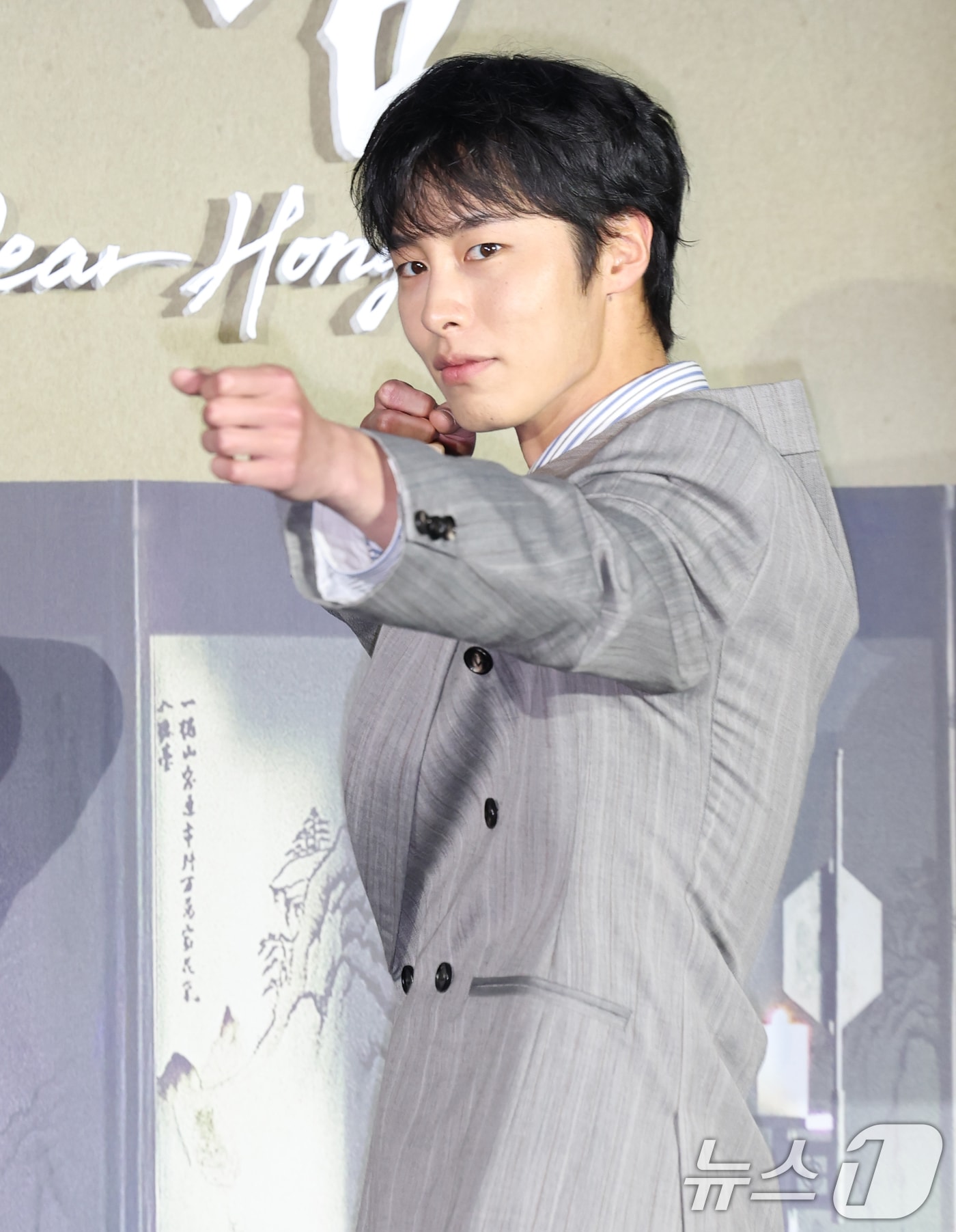 배우 이재욱이 13일 서울 구로구 라마다서울 신도림 호텔에서 열린 넷플릭스 시리즈 '탄금' (극본 김진아/연출 김홍선) 제작발표회에 참석해 포즈를 취하고 있다. '탄금'은 실종되었던 조선 최대 상단의 아들 홍랑(이재욱 분)이 기억을 잃은 채 12년 만에 돌아오고, 이복누이 재이(조보아 분)만이 그의 실체를 의심하는 가운데 둘 사이 싹트는 알 수 없는 감정을 그린 미스터리 멜로 사극이다. 2025.5.13/뉴스1 ⓒ News1 권현진 기자