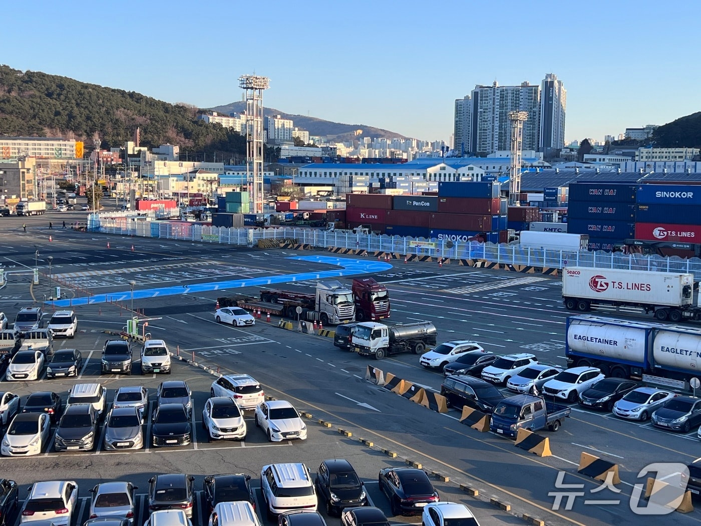 확장 공사가 완료된 신선대부두 앞 도로 전경.(BPA 제공. 재판매 및 DB 금지)