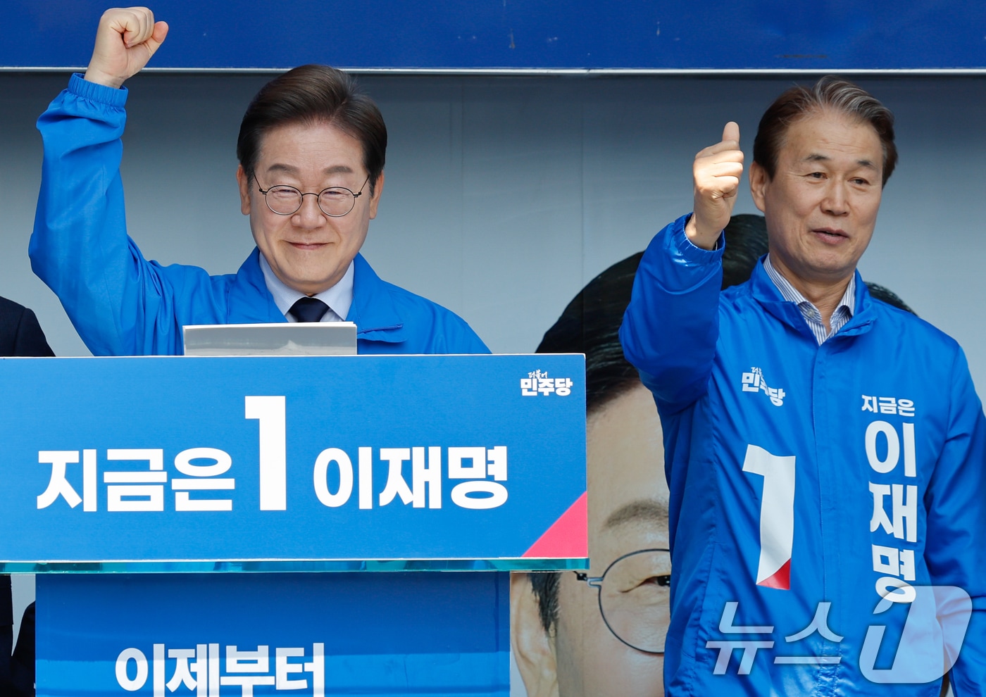 이재명 더불어민주당 대통령 후보가 선거운동 이틀째를 맞은 13일 오전 집중 유세를 위해 경북 구미역 광장을 찾아 권오을 국민대통합위원장과 지지를 호소하고 있다. 2025.5.13/뉴스1 ⓒ News1 안은나 기자