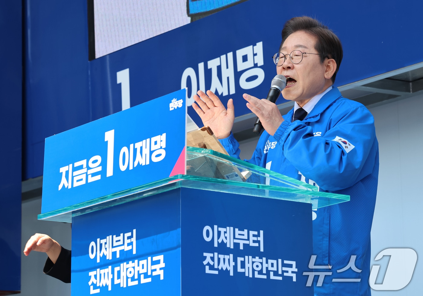 이재명 더불어민주당 대통령 후보가 대표적 험지인 대구·경북&#40;TK&#41; 지역 유세에 돌입한 13일 오전 경북 구미역 광장에서 지지를 호소하고 있다. &#40;공동취재&#41; 2025.5.13/뉴스1 ⓒ News1 안은나 기자