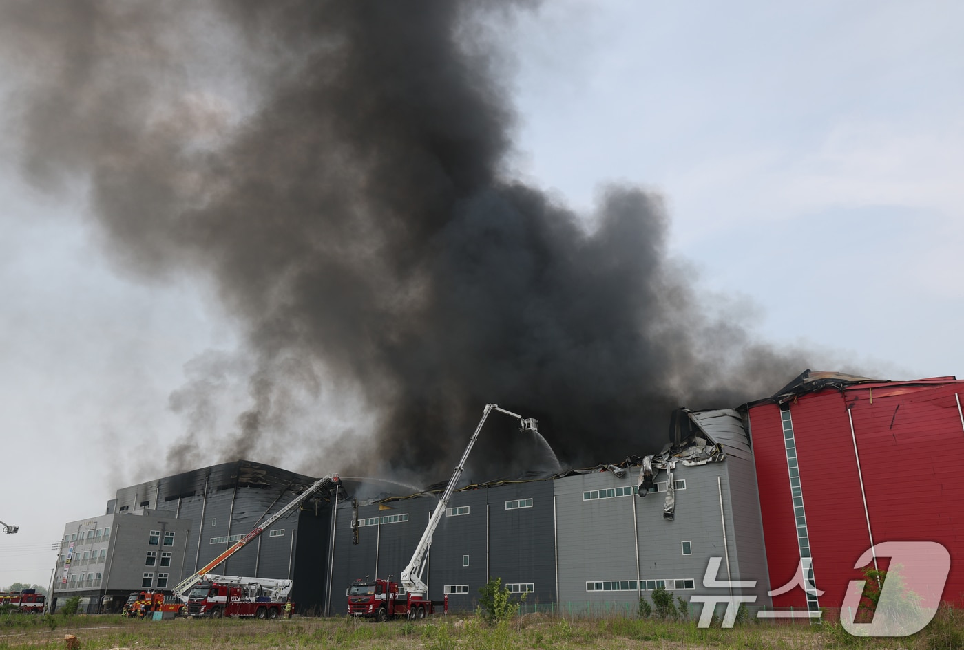 13일 오후 경기 이천시 부발읍 소재 대형 물류창고에서 화재가 발생해 검은 연기가 치솟고 있다. 소방당국은 대응 2단계를 발령해 진화 중이며 인명 피해는 현재까지 없는 것으로 파악됐다. 2025.5.13/뉴스1 ⓒ News1 김영운 기자