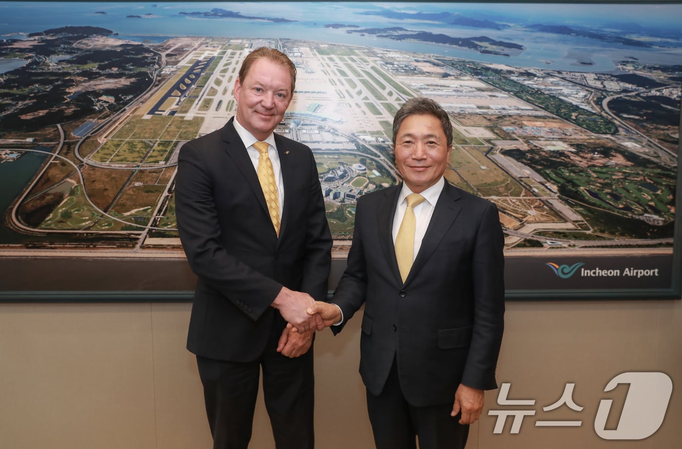 이학재 인천국제공항공사 사장이 13일 인천국제공항공사 회의실에서 진행된 '항공 정비산업 분야 협력강화 추진을 위한 환담회'에서 클라우스 괴르슈 아틀라스에어월드와이드 총괄운영책임자와 기념 촬영을 하고 있다. (인천국제공항공사 제공. 재판매 및 DB 금지) 2025.5.13/뉴스1