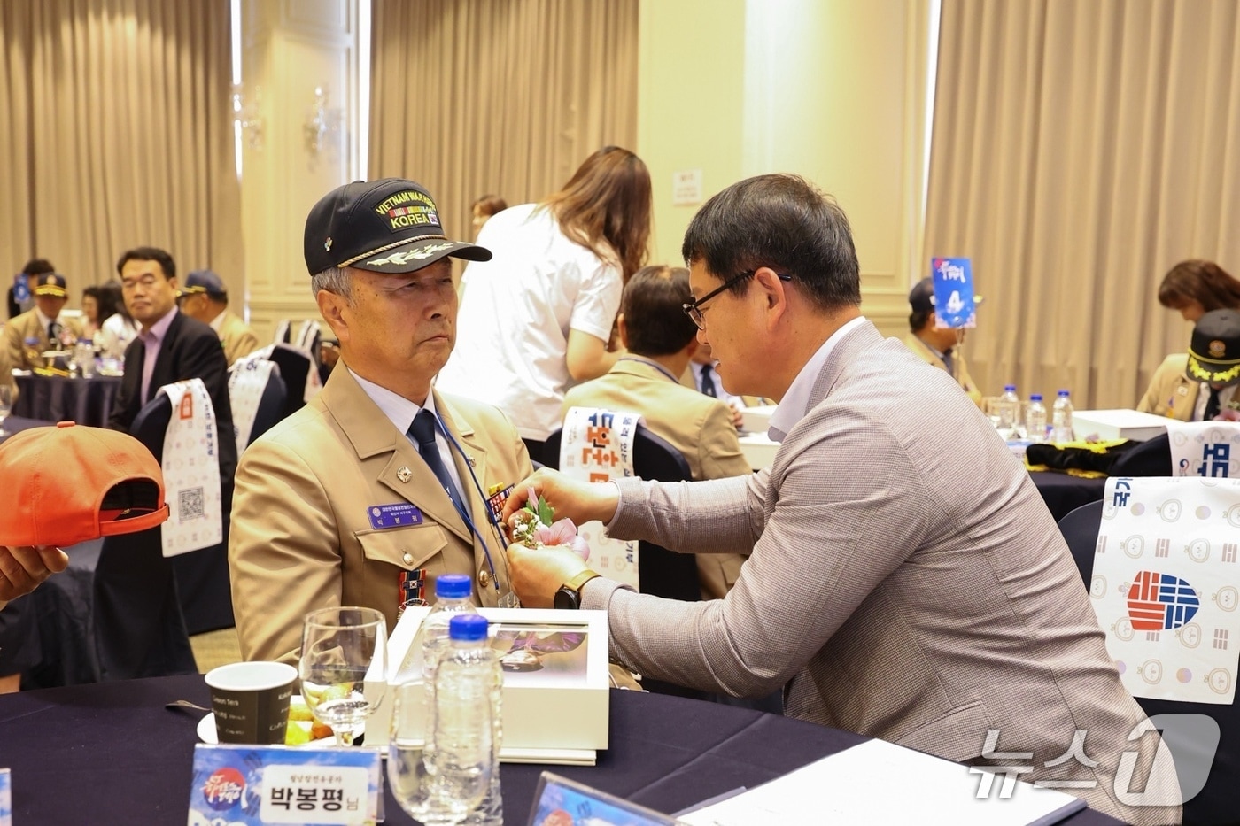 서승일 대전보훈청장(오른쪽)이 13일 대전 라마다호텔에서 열린 '히어로즈 데이' 행사에 참석한 월남참전유공자에게 무궁화를 달아드리고 있다.(대전보훈청 제공) /뉴스1